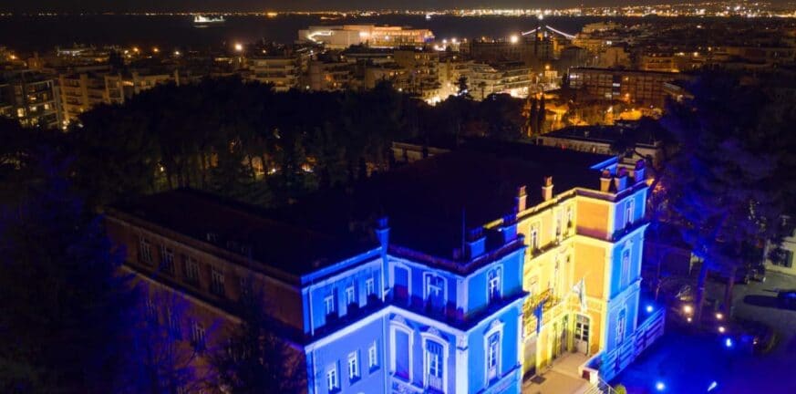 Στα χρώματα της ουκρανικής σημαίας οι «Ομπρέλες» και η Βίλα Αλλατίνι στην Θεσσαλονίκη ΦΩΤΟ