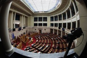 Βουλή: «Πέρασε» το νoμοσχέδιο με τα μέτρα στήριξης για το δυστύχημα στα Τέμπη