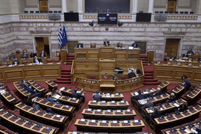 Βουλή: Ξεκίνησε η επεξεργασία του νομοσχεδίου για τις παρατάσεις μέτρων για την πανδημία