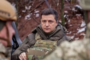 Πόλεμος στην Ουκρανία - Ζελένσκι: Όποιοι συμβιβασμοί με τη Ρωσία θα πρέπει να τεθούν σε δημοψήφισμα - Ρωσικές οβίδες έπληξαν λεωφορεία αμάχων ΟΛΕΣ ΟΙ ΕΞΕΛΙΞΕΙΣ