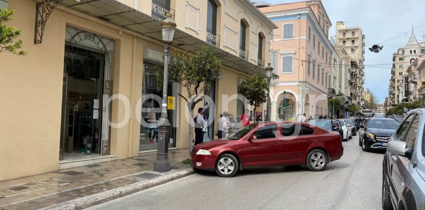 Πάτρα: Ενα ταξί «έφραξε» τη Μαιζώνος - Περίεργο περιστατικό που προκάλεσε αναστάτωση ΦΩΤΟ