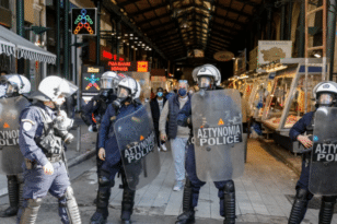 Επεισόδια σε πορεία στο κέντρο της Αθήνας - Τραυματίστηκαν τρεις αστυνομικοί