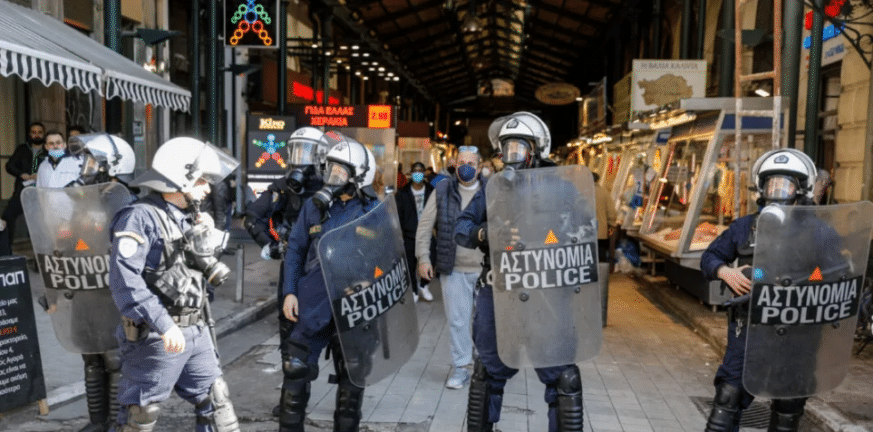 Επεισόδια σε πορεία στο κέντρο της Αθήνας - Τραυματίστηκαν τρεις αστυνομικοί