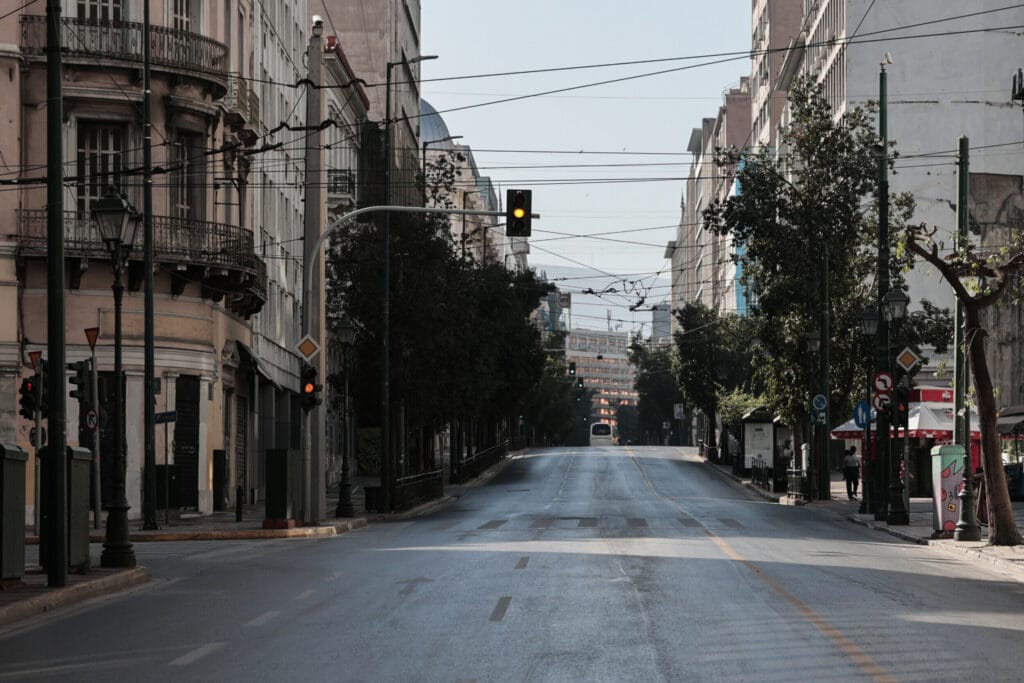 Εικόνες Δεκαπενταύγουστου στην Πασχαλιάτικη Αθήνα ΦΩΤΟ  