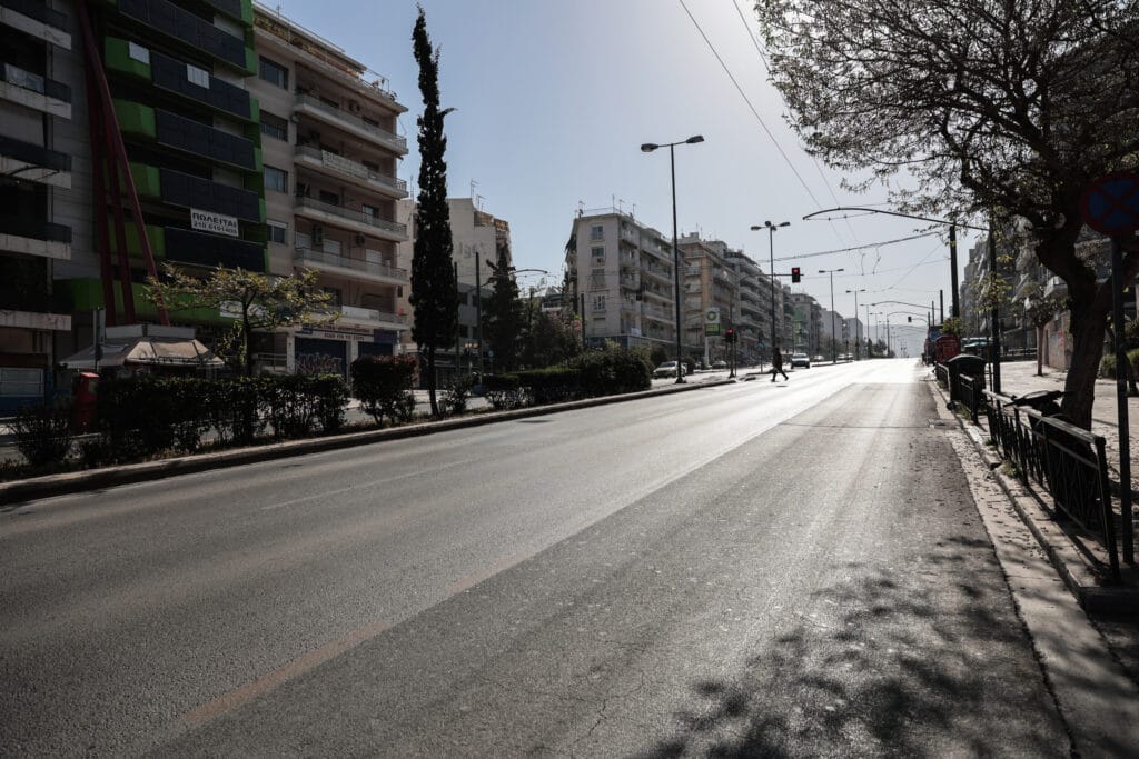 Εικόνες Δεκαπενταύγουστου στην Πασχαλιάτικη Αθήνα ΦΩΤΟ  