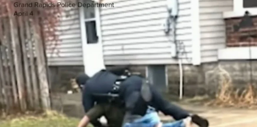 ΗΠΑ: Αστυνομικός δολοφονεί on camera Αφροαμερικανό - Την τιμωρία του ζητούν οι γονείς - ΒΙΝΤΕΟ