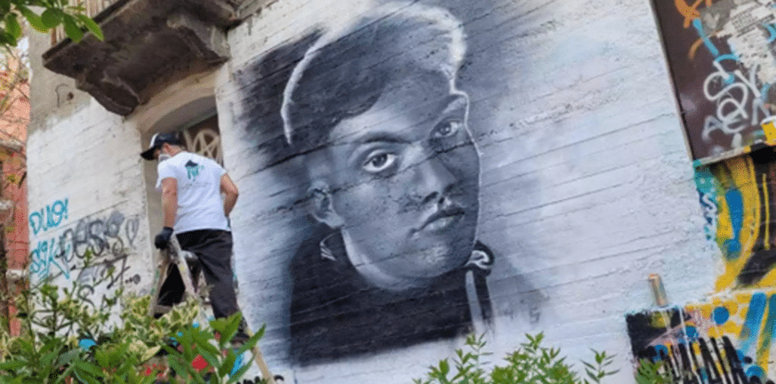 Λάρισα: Γκράφιτι για τον αδικοχαμένο φοιτητή που σκοτώθηκε όταν κλώτσησε μια πόρτα