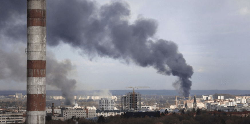 Πόλεμος στην Ουκρανία: Οι Ρώσοι βομβάρδισαν αποθήκη με όπλα στη Λβιβ
