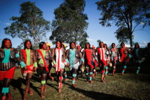 Βραζιλία: Διαμαρτυρία από χιλιάδες αυτόχθονες που κατασκηνώνουν στη Μπραζίλια
