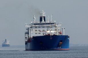 Ρωσικά πλοία αλλάζουν σημαία για να μην «προκαλούν» - Αναμεσά τους και πετρελαιοφόρα