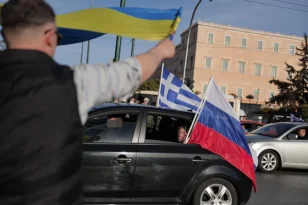 Συγκέντρωση Ουκρανών και ταυτόχρονη αυτοκινητοπομπή Ρώσων στο κέντρο της Αθήνας - ΦΩΤΟ