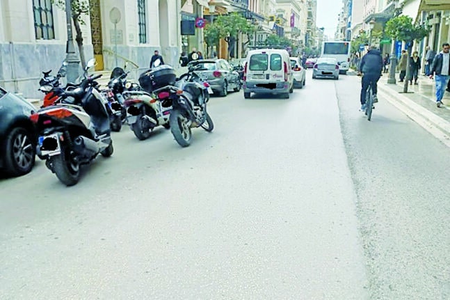Δυτική Ελλάδα: Παρκάρουμε παντού - Δεν σεβόμαστε ούτε τις διαβάσεις πεζών
