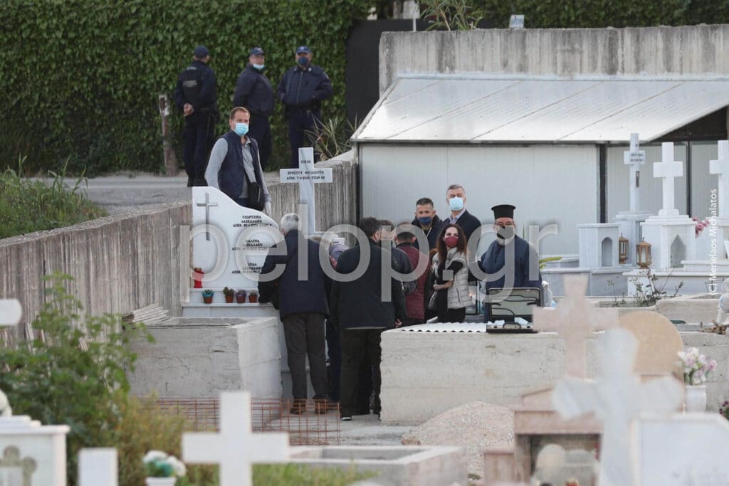 Πάτρα: Άνοιξε ο τάφος της Τζωρτζίνας για να ανασύρουν το τάμπλετ - ΦΩΤΟ