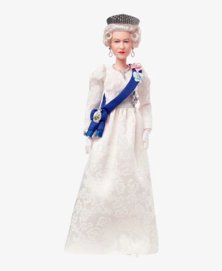 Κούκλα γνωστής εταιρείας έγινε... η βασίλισσα Ελισσάβετ ΦΩΤΟ