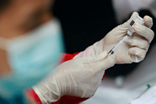 Ποια χώρα σταματά τον εμβολιασμό για τον κορονοϊό