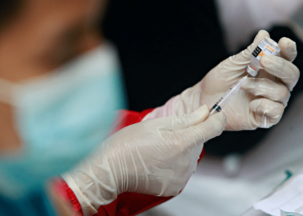 Επικαιροποιημένα εμβόλια: Ξεκινούν τη Δευτέρα οι πρώτοι εμβολιασμοί – Ποιοι μπορούν να κάνουν