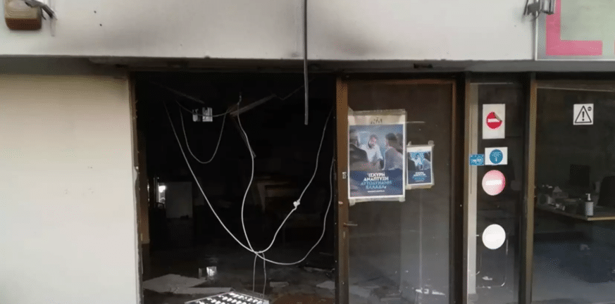 Πεύκη: Εμπρηστική επίθεση στα γραφεία της ΝΔ ΦΩΤΟ BINTEO