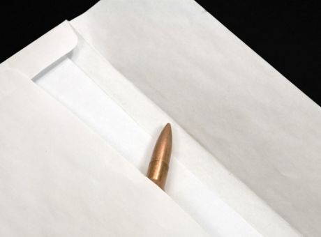 Πάτρα - Φάκελοι με 4 σφαίρες: «Μπραβιλίκια και εκβιασμοί αλλού…»
