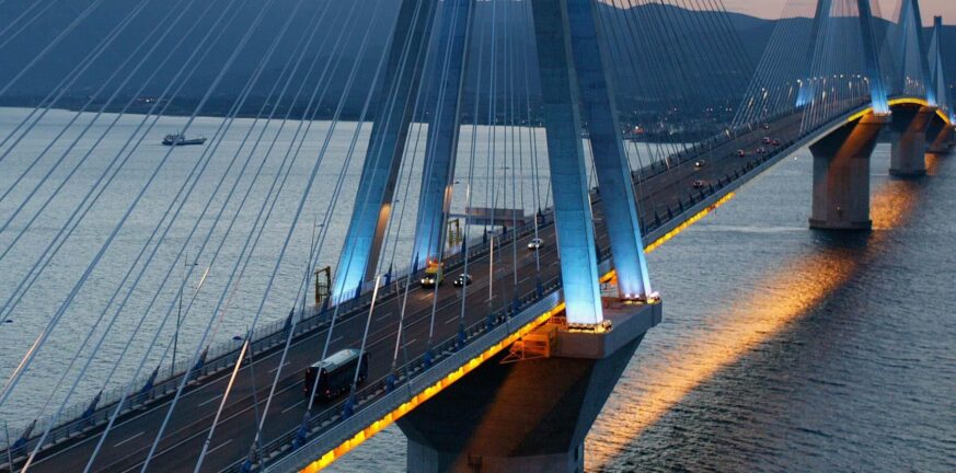 Γέφυρα Ρίου - Αντιρρίου: Χωρίς αποτέλεσμα οι έρευνες για τον αγνοούμενο - Φέρεται να βούτηξε στο κενό