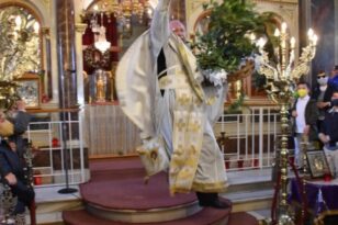 Εντυπωσιακή η πρώτη Ανάσταση στη Χίο -Με τον «ιπτάμενο» ιερέα - ΒΙΝΤΕΟ