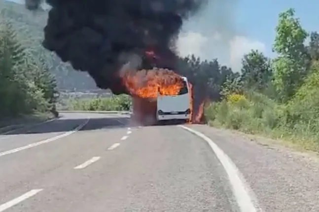 Φωτιά σε τουριστικό λεωφορείο με προσκόπους στο Μπράλο