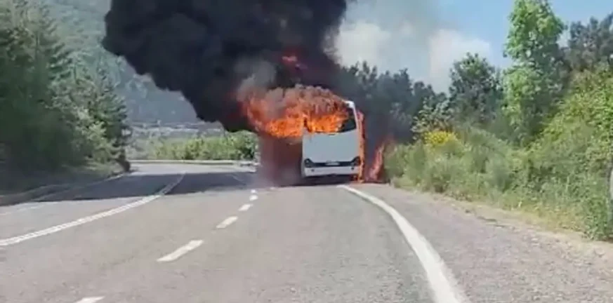 Φωτιά σε τουριστικό λεωφορείο με προσκόπους στο Μπράλο