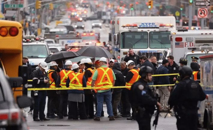 Πυροβολισμοί με πολλά θύματα στη Νέα Υόρκη - Τουλάχιστον 13 τραυματίες ΣΚΛΗΡΕΣ ΕΙΚΟΝΕΣ