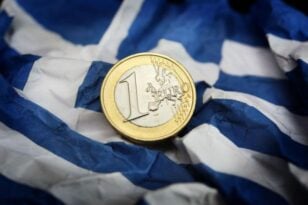 Σε ελεύθερη πτώση τα ελληνικά ομόλογα – Πάνω από 3% το spread