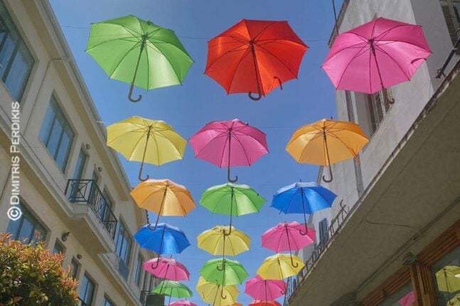 Αίγιο: Πρωτοτυπία εμπόρων με ομπρέλες... αισιοδοξίας στην αγορά - ΦΩΤΟ