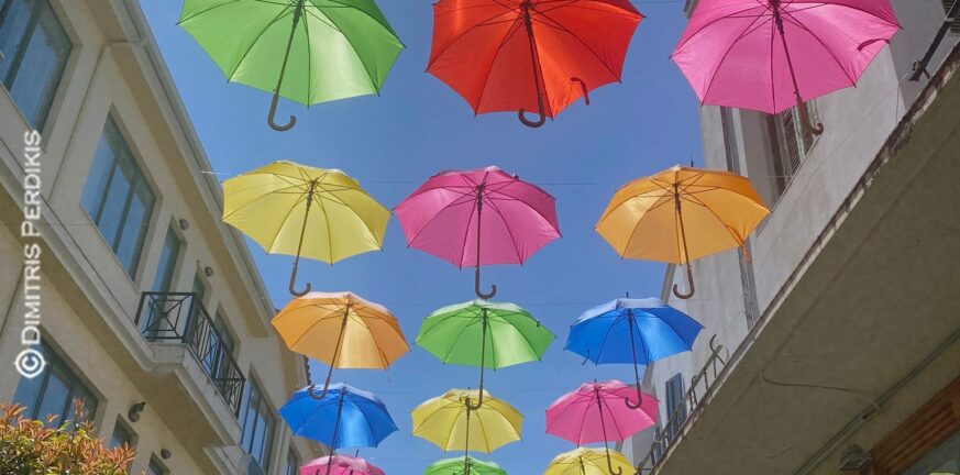 Αίγιο: Πρωτοτυπία εμπόρων με ομπρέλες... αισιοδοξίας στην αγορά - ΦΩΤΟ