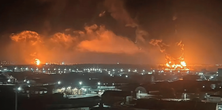 Ανεξέλεγκτη φωτιά σε χώρο αποθήκευσης καυσίμων κοντά στα σύνορα Ρωσίας - Ουκρανίας BINTEO