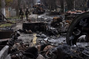 Δεκάδες νεκροί σε ομαδικό τάφο στην Ουκρανία -«Έτοιμοι για σκληρή μάχη» λέει ο Ζελένσκι