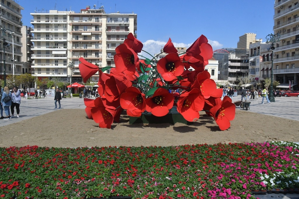 Τριών Συμμάχων και πλατεία Γεωργίου στολίστηκαν με τα σύμβολα της Ειρήνης και της Άνοιξης - ΦΩΤΟ