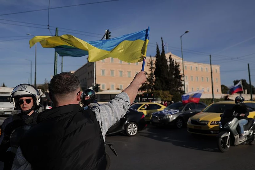 Συγκέντρωση Ουκρανών και ταυτόχρονη αυτοκινητοπομπή Ρώσων στο κέντρο της Αθήνας - ΦΩΤΟ