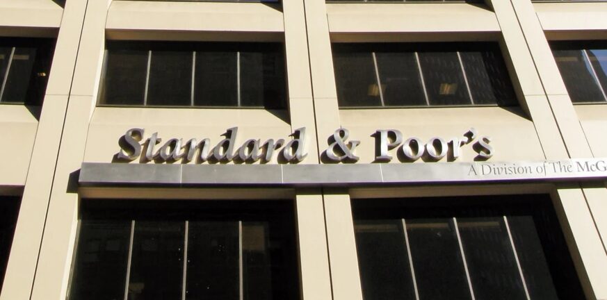Standard & Poor's: Πώς αιτιολογεί την αναβάθμιση της ελληνικής οικονομίας
