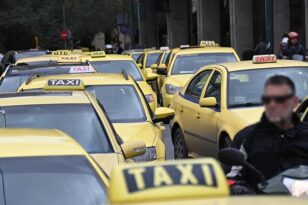 Ταξί: Διαμαρτυρία των οδηγών στο Υπουργείο Οικονομικών - ΦΩΤΟ