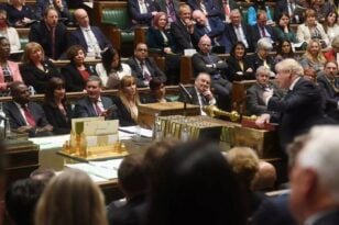 Βρετανία: Ο βουλευτής που έβλεπε πορνό στο κοινοβούλιο απαντά: «Έγινε κατά λάθος»