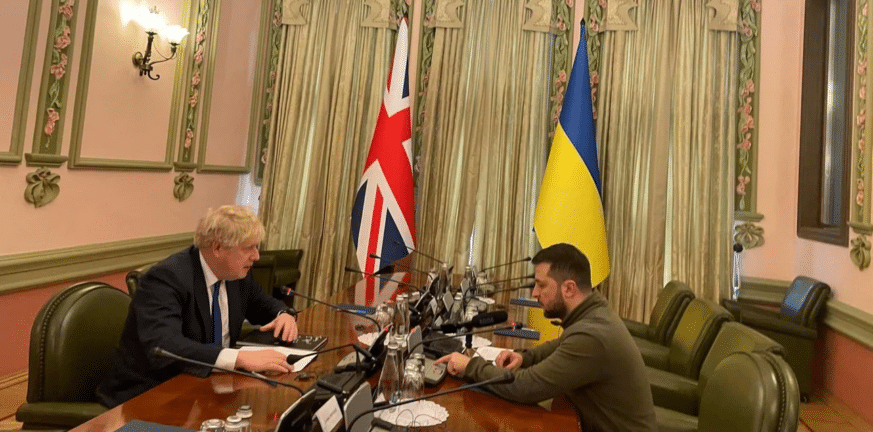 Ουκρανία: Αιφνιδιαστική επίσκεψη Μπόρις Τζόνσον στο Κίεβο - Τετ α τετ με Ζελένσκι