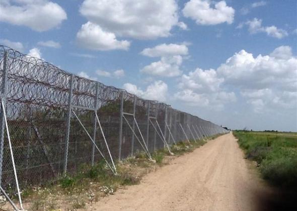 Βέμπερ: Η ΕΕ να χρηματοδοτεί την κατασκευή φραχτών στα εξωτερικά της σύνορα