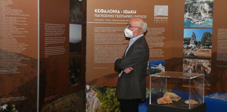 Ο Αντιδήμαρχος περιβάλλοντος Νίκος Ασπράγκαθος στην έκθεση «Μνήμες Γαίας» - ΦΩΤΟ