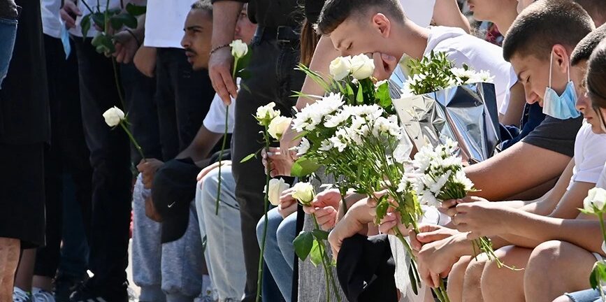 Βαθιά θλίψη στην κηδεία του 14χρονου που αυτοκτόνησε: Με λευκές μπλούζες και λευκά λουλούδια οι συμμαθητές του - ΦΩΤΟ