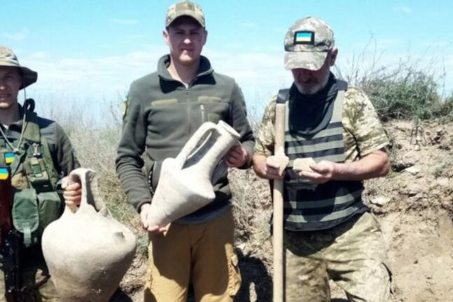 Ουκρανοί στρατιώτες ανακάλυψαν αρχαίους ελληνικούς αμφορείς στην Οδησσό - ΦΩΤΟ