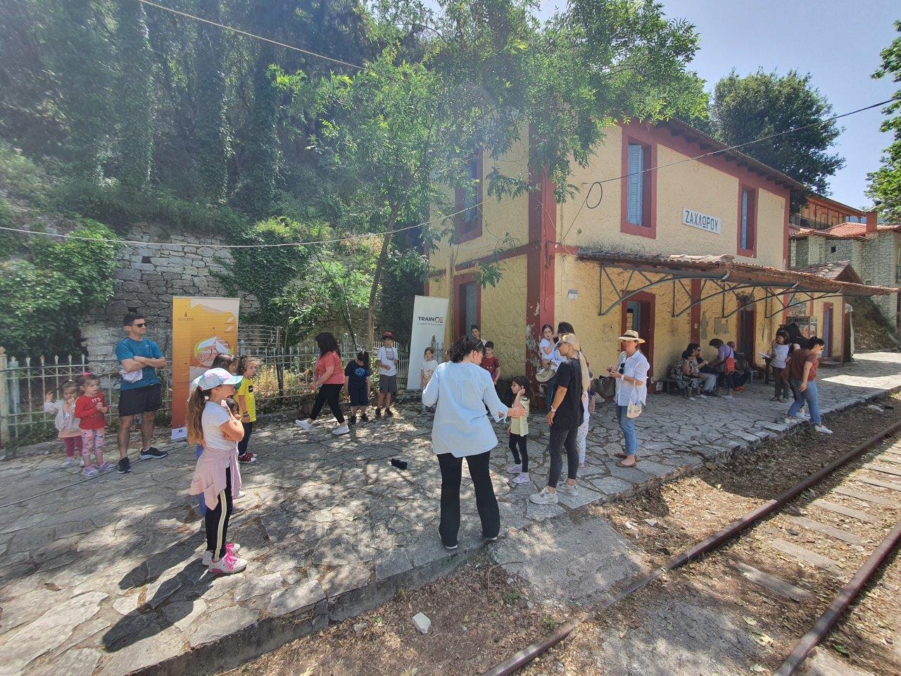 Ζωντάνεψε ο σταθμός του Οδοντωτού στη Ζαχλωρού με παιδικές φωνές ΦΩΤΟ