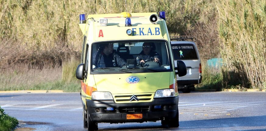 Αχαΐα: Τροχαίο με ανατροπή αγροτικού κοντά στη Δάφνη - Σοβαρά τραυματισμένος ο οδηγός