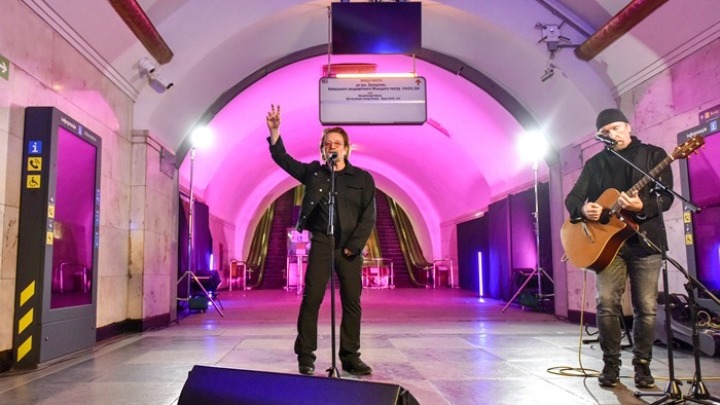 Συναυλία-έκπληξη του Μπόνο στο μετρό του Κιέβου