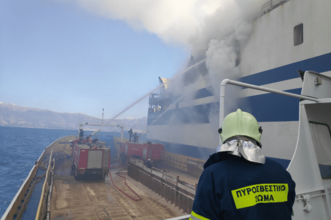 Ελευσίνα: Πυρκαγιά σε παροπλισμένο πλοίο – Στο σημείο η Πυροσβεστική