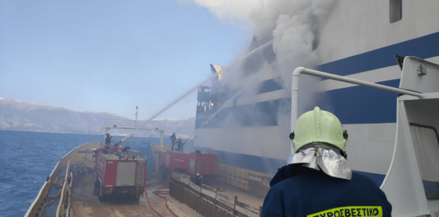 Ελευσίνα: Πυρκαγιά σε παροπλισμένο πλοίο – Στο σημείο η Πυροσβεστική