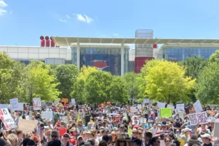 ΗΠΑ: Εκατοντάδες πολίτες έξω από το συνέδριο του πανίσχυρου λόμπι διαδηλώνοντας κατά της οπλοκατοχής