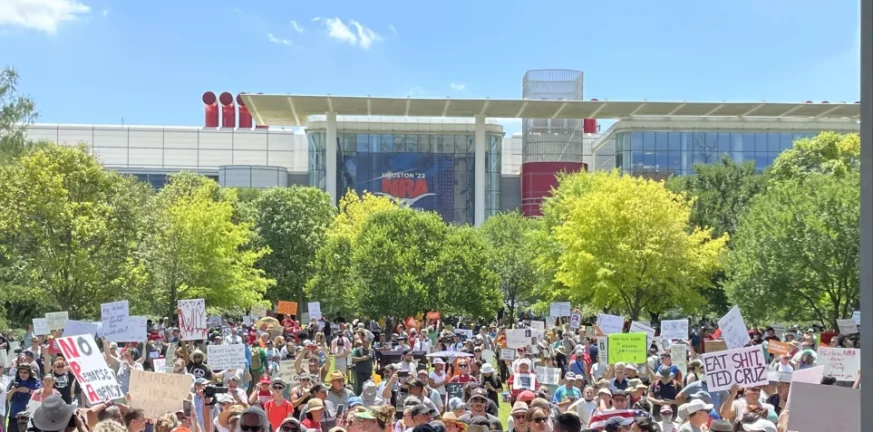 ΗΠΑ: Εκατοντάδες πολίτες έξω από το συνέδριο του πανίσχυρου λόμπι διαδηλώνοντας κατά της οπλοκατοχής