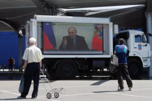 Ουκρανία: Ρεύμα και μια γιγαντοοθόνη με τον Πούτιν μετά την κατάληψη της Μαριούπολης από τους Ρώσους